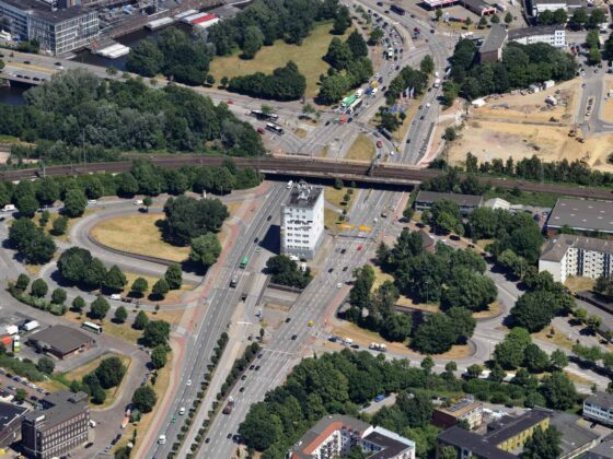 Luftaufnahme eines komplexen Kreuzungsbereichs mit einem Kreisverkehr und einer Baustelle.