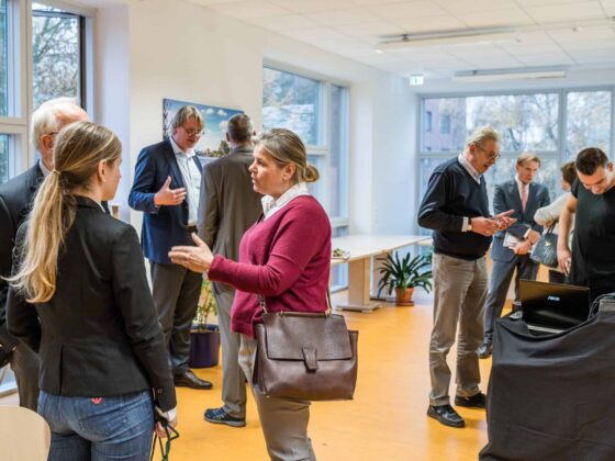 Mehrere Personen unterhalten sich in der Stadtwerkstatt.
