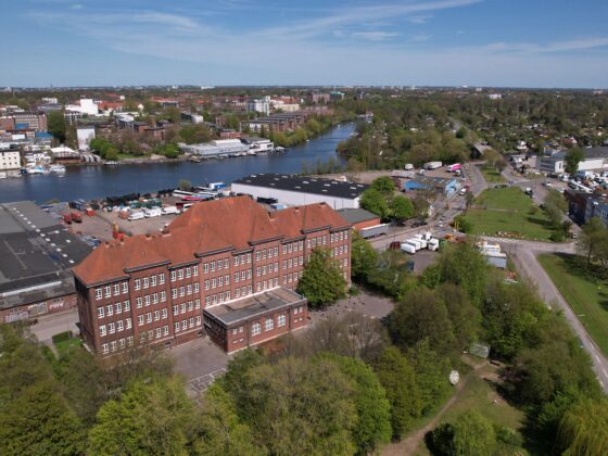 Luftbild auf die Schule Bullenhuser Damm