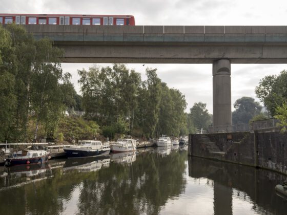 Schiffe am Billhorner Kanal, in Richtung Osten fotografiert.
