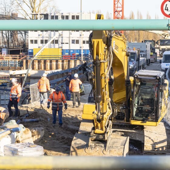 Baustelle Entenwerder mit Kran und Bauarbeitern