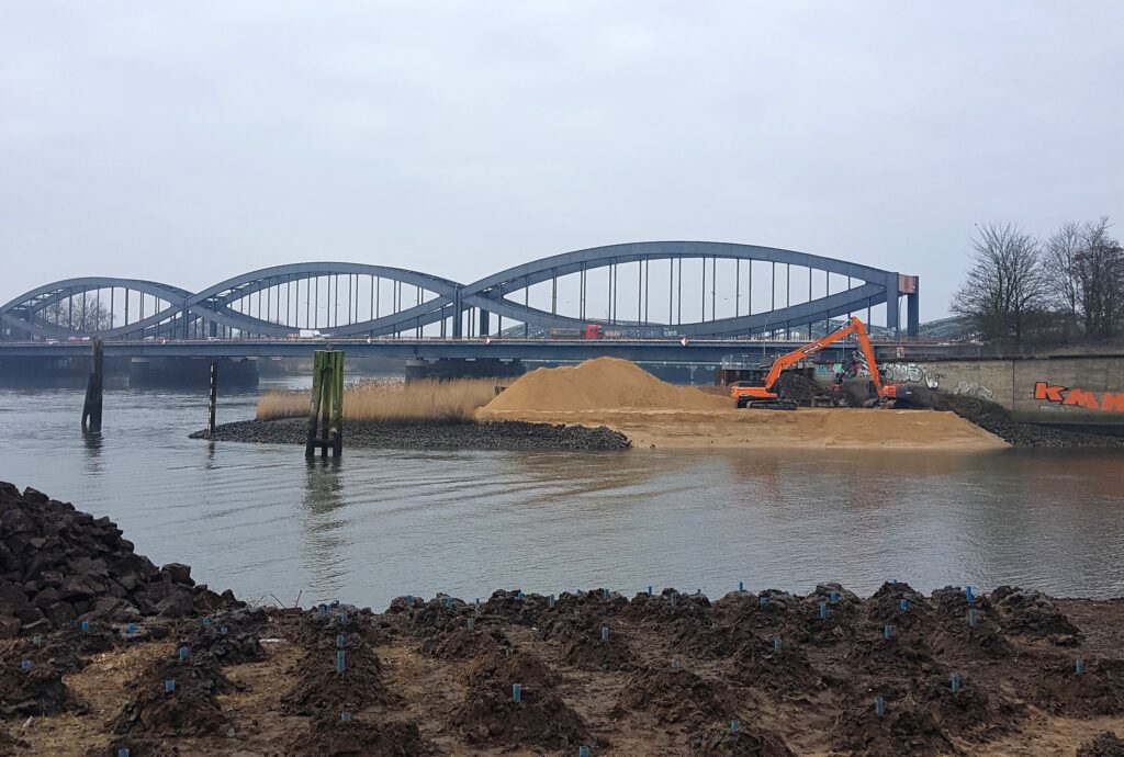 Elbrücken und Baustelle mit Baukran