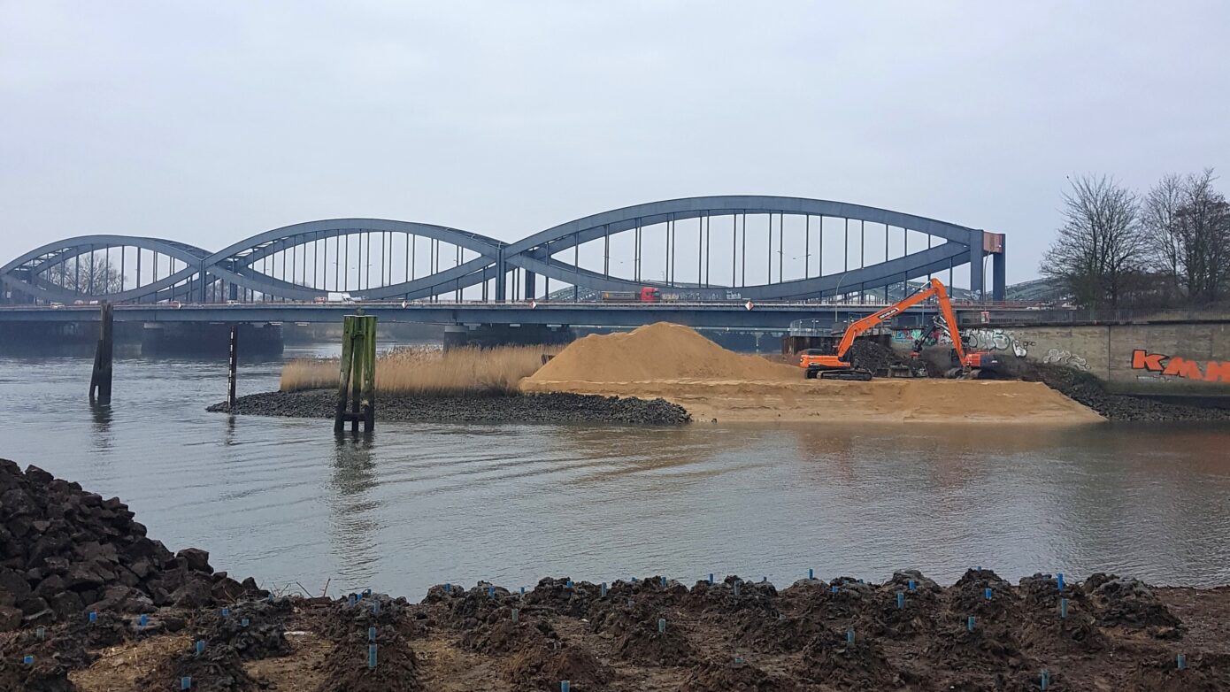 Elbrücken und Baustelle mit Baukran