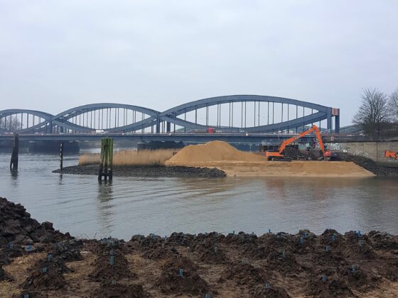 Elbrücken und Baustelle mit Baukran