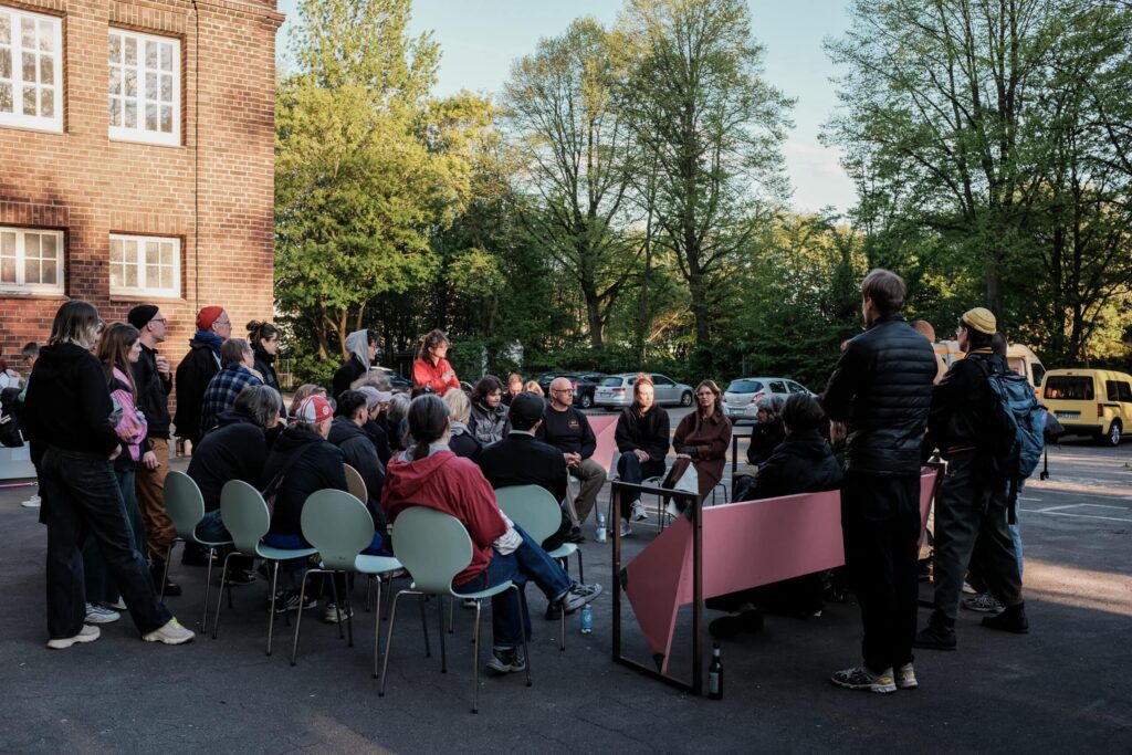 Eine Gruppe von Menschen sitzt beieinander