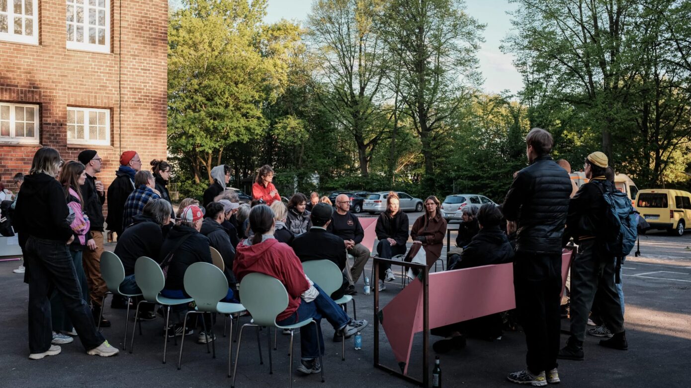 Eine Gruppe von Menschen sitzt beieinander