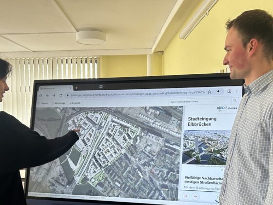 Zwei Besucher im Infopoint Billebogen.