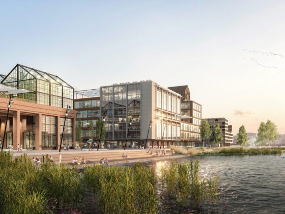 Moderne Glasbauten am Wasser, Menschen am Ufer, Segelboot in der Nähe.