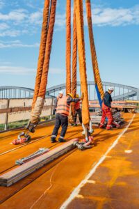 Ein Brückenteil wird in eine Brücke montiert.
