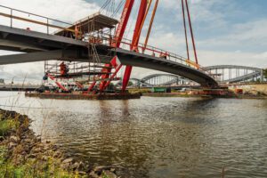 Ein Brückenteil wird in eine Brücke montiert.