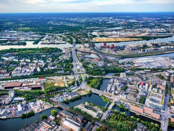 Aerial view of the Billebogen area showing roads, rail lines, residential buildings, as well as bodies of water and green spaces