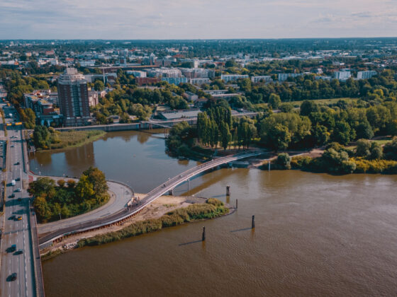 Eine Brücke verbindet zwei Ufer miteinander