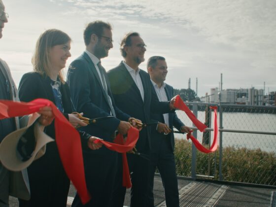 Menschen eröffnen eine Brücke