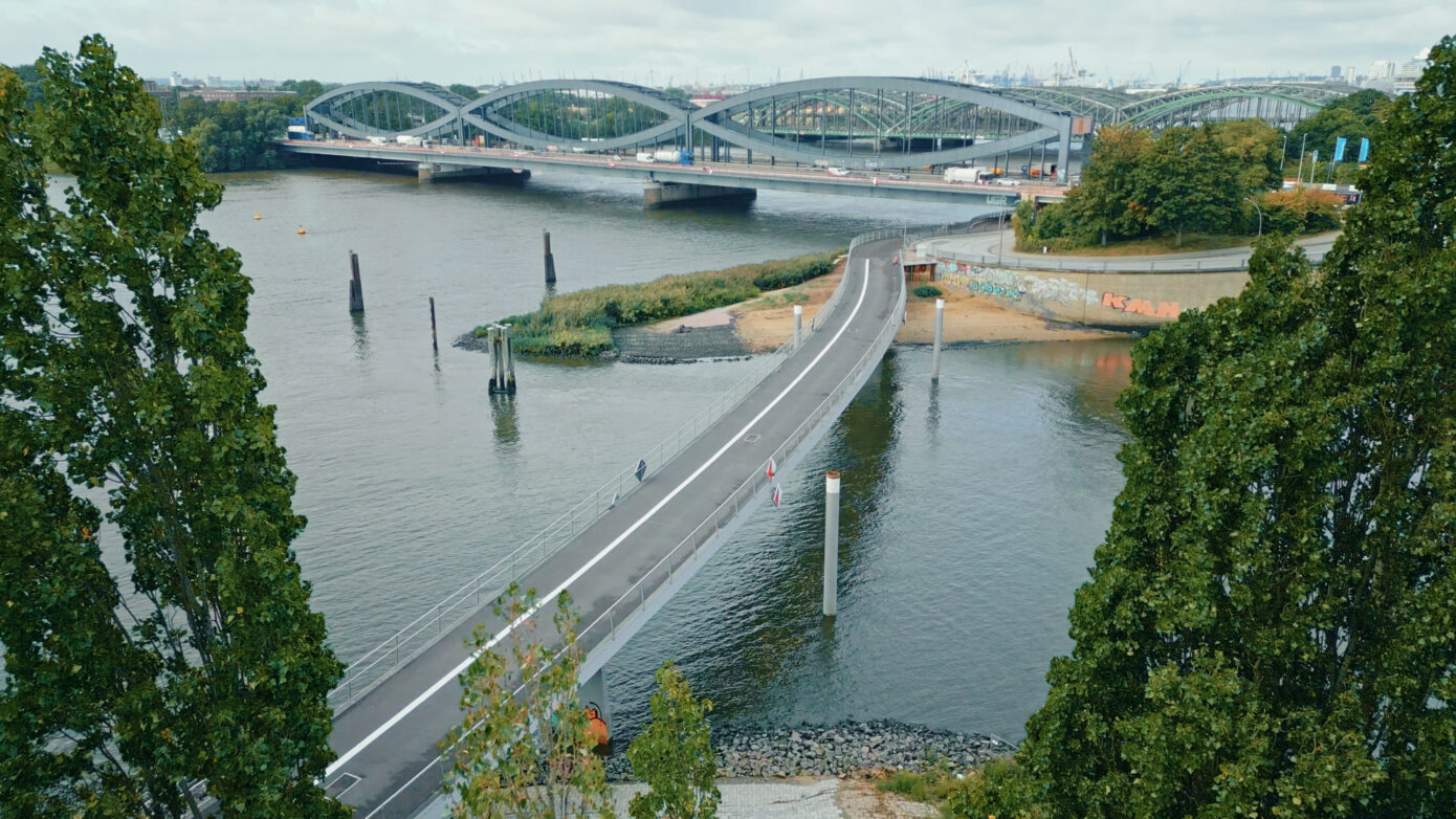 Eine Brücke verbindet zwei Ufer miteinander.