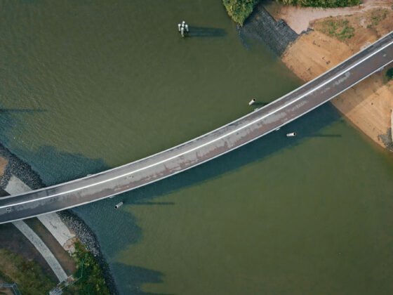 Eine Brücke verbindet zwei Ufer miteinander