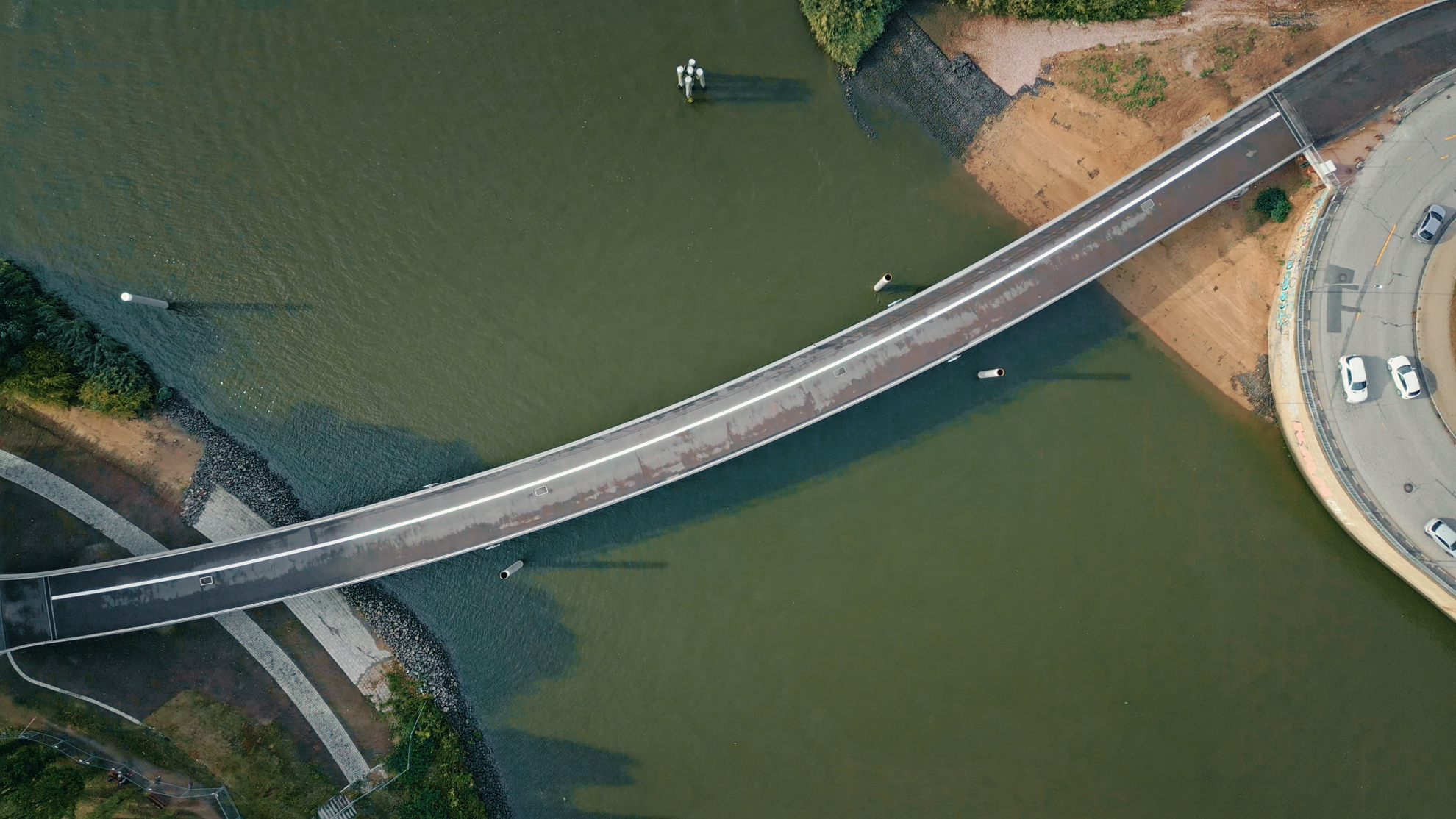 Eine Brücke verbindet zwei Ufer miteinander